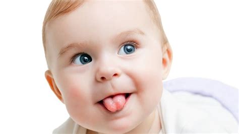 bayi sering menjulurkan lidah